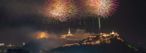 夜空上的烟花 庆祝新年电脑壁纸