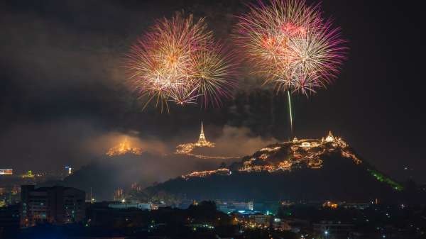 夜空上的烟花 庆祝新年电脑壁纸